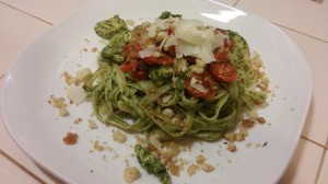 Bettendorf's chicken pesto with roasted tomato linguine