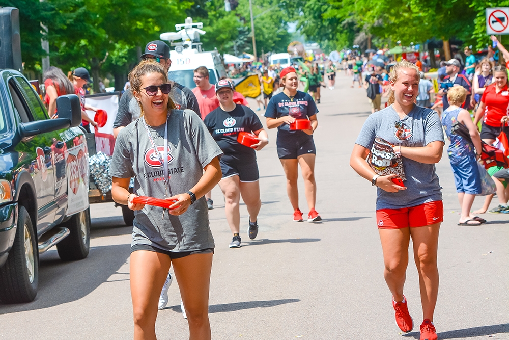 Women throw frisbees